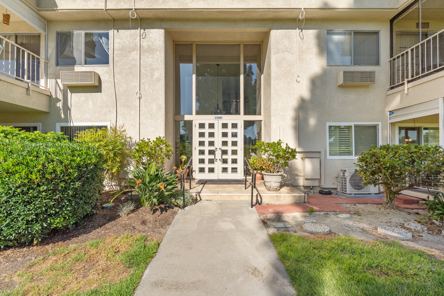 Main entrance to the 2389 Via Mariposa W building